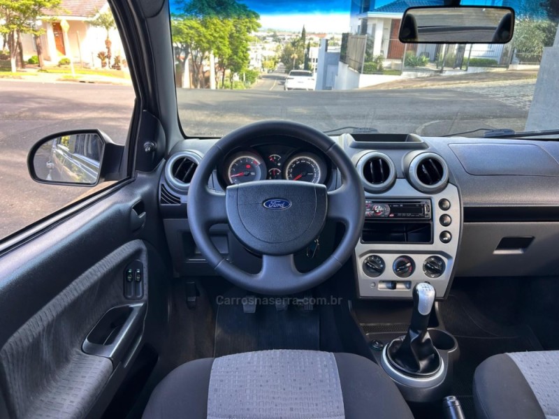 FIESTA 1.6 MPI SEDAN 8V FLEX 4P MANUAL - 2011 - VENâNCIO AIRES