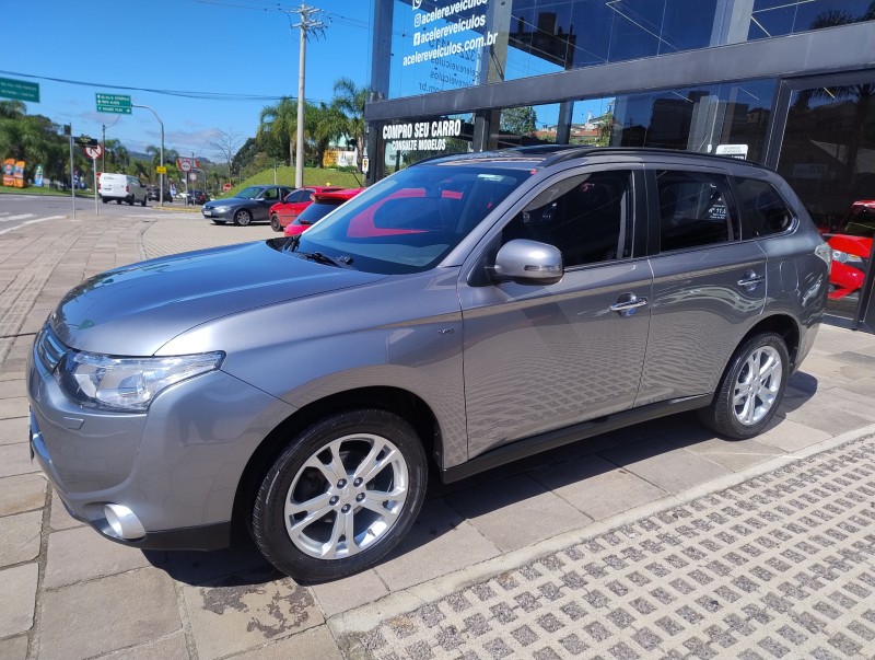 outlander 3.0 gt4 4x4 v6 24v gasolina 4p automatico 2014 caxias do sul