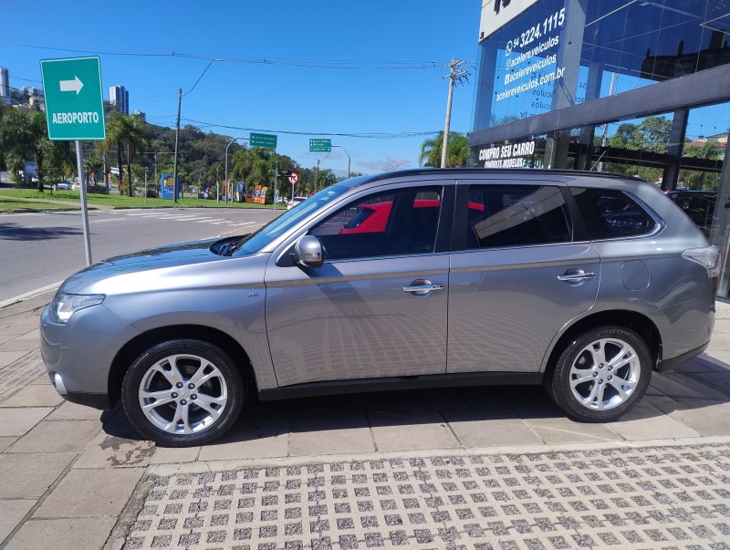OUTLANDER 3.0 GT4 4X4 V6 24V GASOLINA 4P AUTOMÁTICO - 2014 - CAXIAS DO SUL