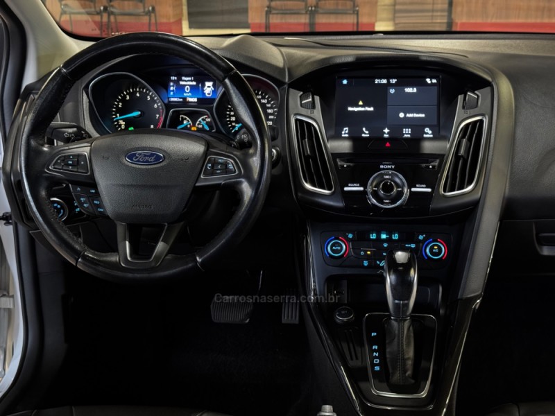 FOCUS 2.0 TITANIUM PLUS FASTBACK 16V FLEX 4P AUTOMÁTICO - 2017 - DOIS IRMãOS