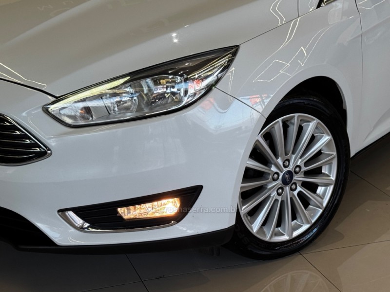 FOCUS 2.0 TITANIUM PLUS FASTBACK 16V FLEX 4P AUTOMÁTICO - 2017 - DOIS IRMãOS
