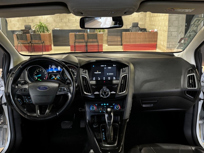 FOCUS 2.0 TITANIUM PLUS FASTBACK 16V FLEX 4P AUTOMÁTICO - 2017 - DOIS IRMãOS
