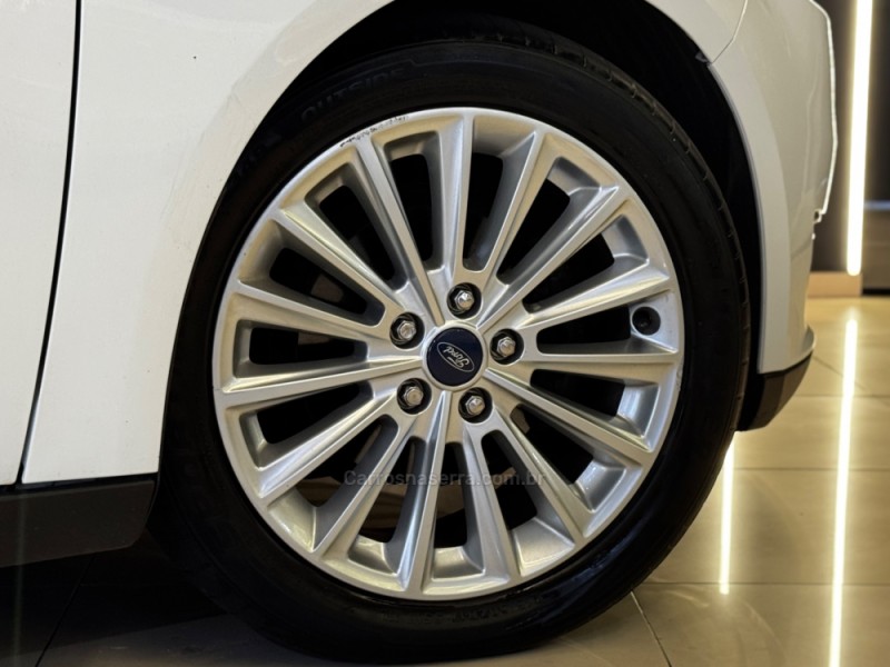 FOCUS 2.0 TITANIUM PLUS FASTBACK 16V FLEX 4P AUTOMÁTICO - 2017 - DOIS IRMãOS