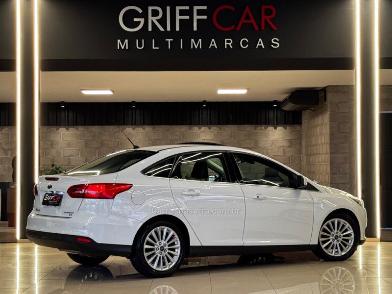 FOCUS 2.0 TITANIUM PLUS FASTBACK 16V FLEX 4P AUTOMÁTICO - 2017 - DOIS IRMãOS