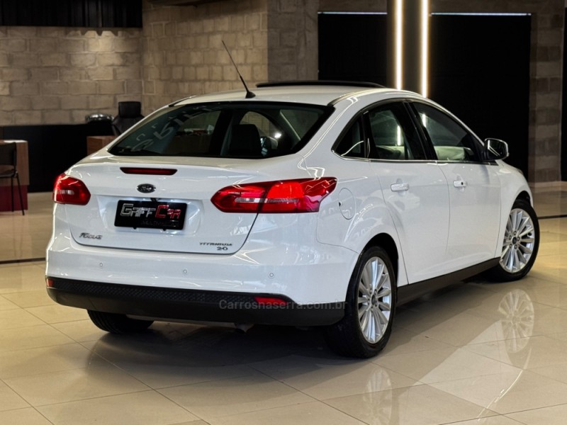 FOCUS 2.0 TITANIUM PLUS FASTBACK 16V FLEX 4P AUTOMÁTICO - 2017 - DOIS IRMãOS
