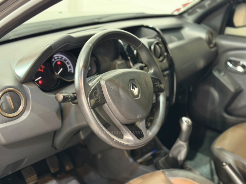 DUSTER 1.6 DYNAMIQUE 4X2 16V FLEX 4P MANUAL - 2016 - ESTâNCIA VELHA