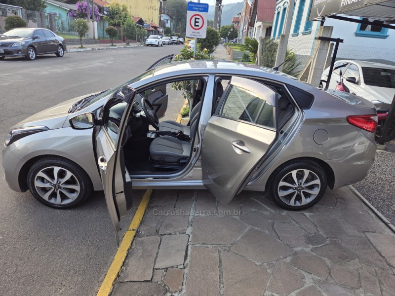 HB20S 1.0 COMFORT PLUS 12V TURBO FLEX 4P MANUAL - 2017 - PICADA CAFé