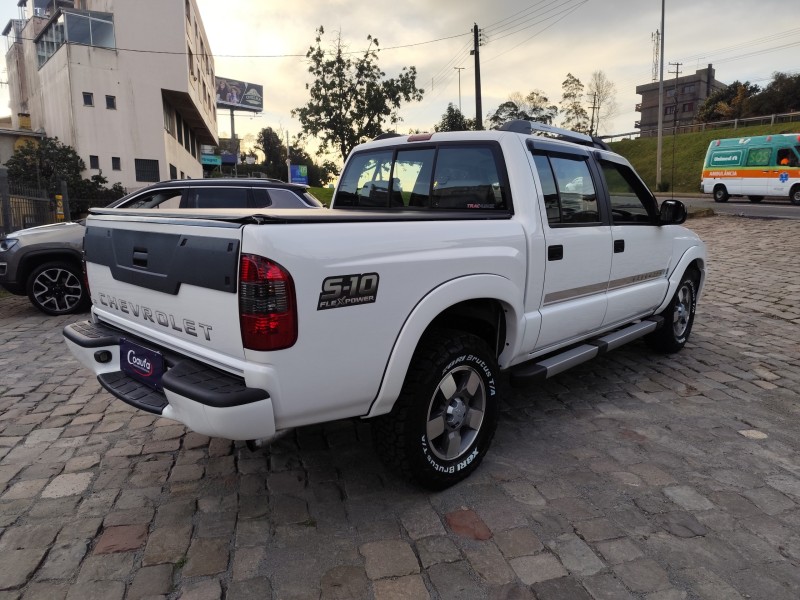 S10 2.4 MPFI EXECUTIVE 4X2 CD 8V FLEX 4P MANUAL - 2011 - FARROUPILHA