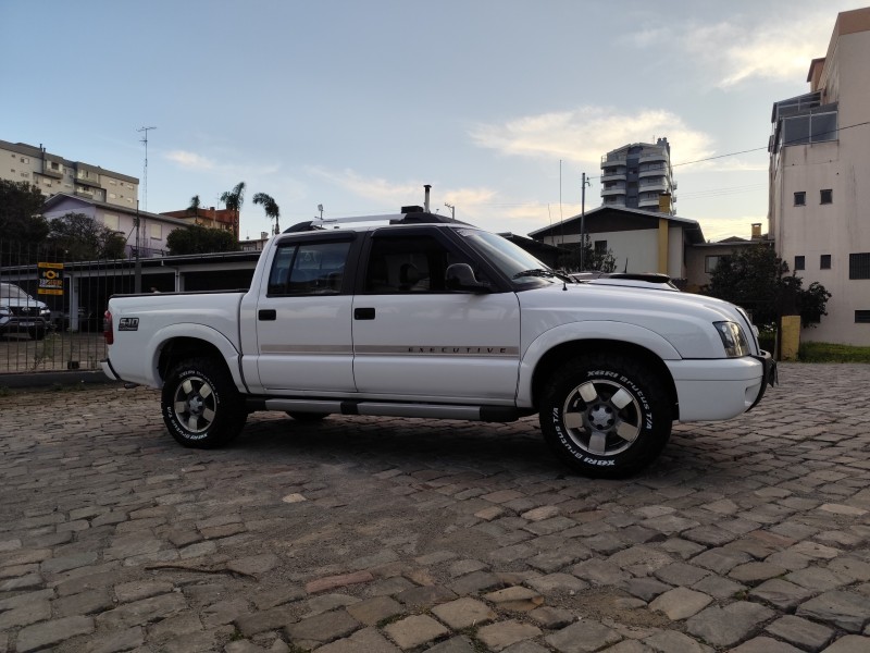 S10 2.4 MPFI EXECUTIVE 4X2 CD 8V FLEX 4P MANUAL - 2011 - FARROUPILHA
