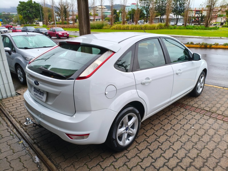 FOCUS 1.6 GLX 8V FLEX 4P MANUAL - 2013 - BOM PRINCíPIO