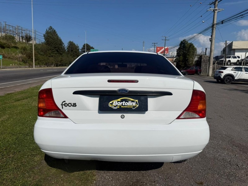 FOCUS 2.0 GHIA SEDAN 16V FLEX 4P MANUAL - 2001 - FARROUPILHA