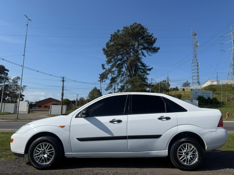 FOCUS 2.0 GHIA SEDAN 16V FLEX 4P MANUAL - 2001 - FARROUPILHA