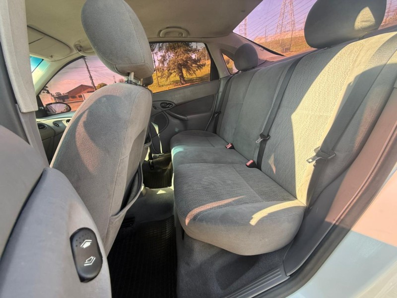 FOCUS 2.0 GHIA SEDAN 16V FLEX 4P MANUAL - 2001 - FARROUPILHA