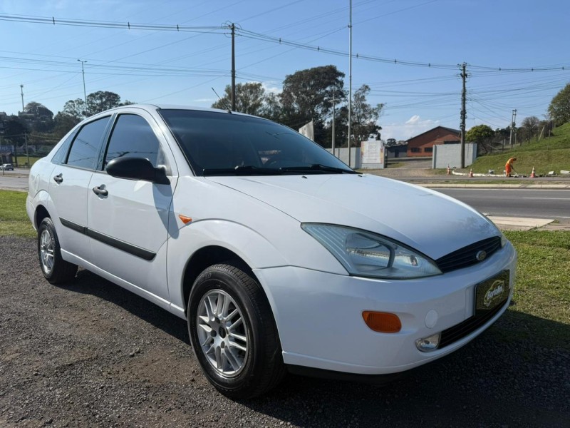 FOCUS 2.0 GHIA SEDAN 16V FLEX 4P MANUAL - 2001 - FARROUPILHA