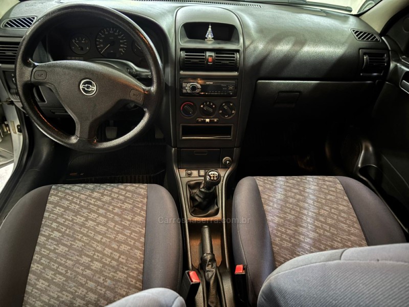 ASTRA 1.8 MPFI GL 8V GASOLINA 4P MANUAL - 1999 - NOVA PRATA
