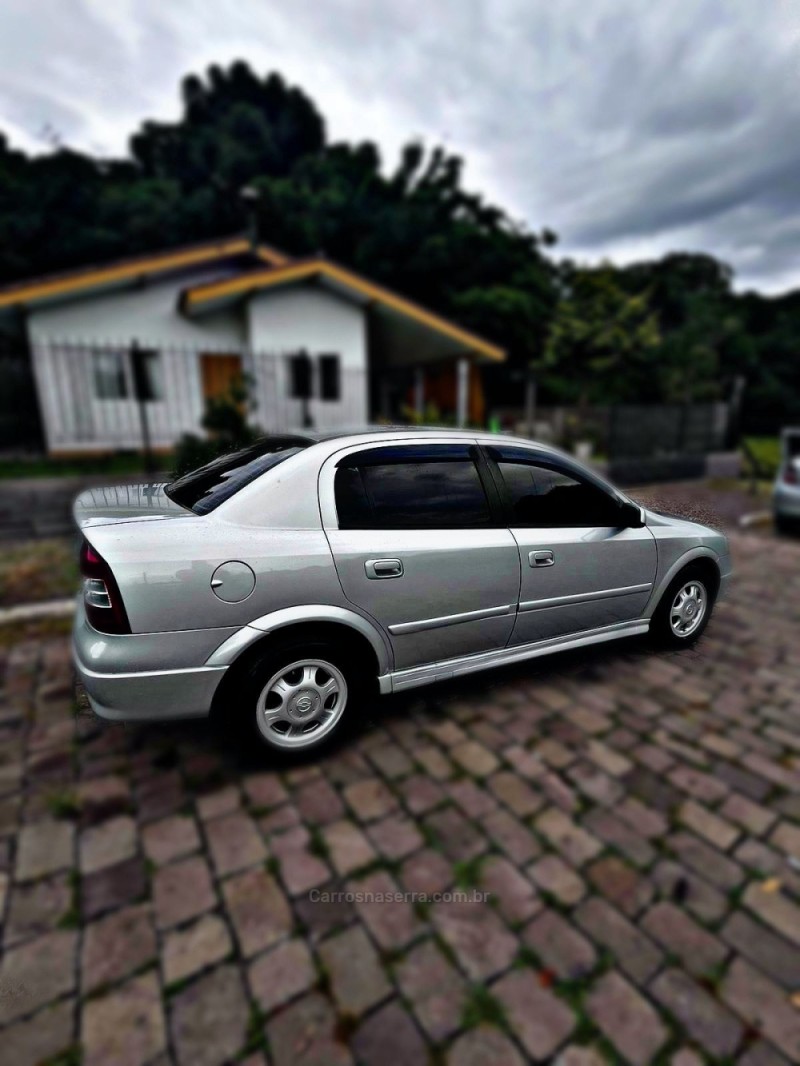 ASTRA 1.8 MPFI GL 8V GASOLINA 4P MANUAL - 1999 - NOVA PRATA