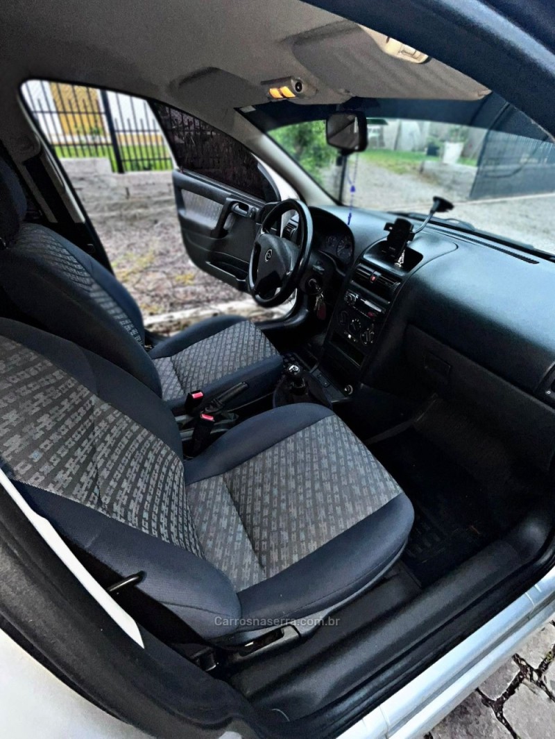 ASTRA 1.8 MPFI GL 8V GASOLINA 4P MANUAL - 1999 - NOVA PRATA