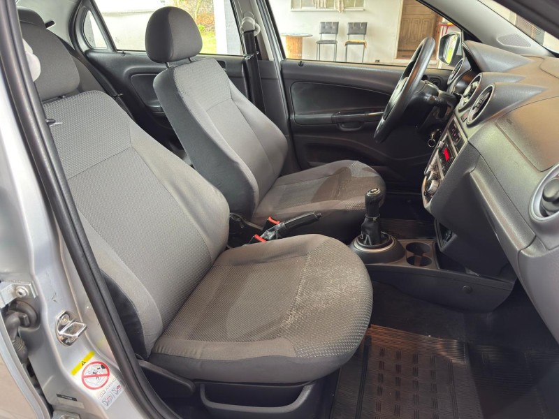 VOYAGE 1.6 MI TREND 8V FLEX 4P MANUAL - 2013 - FARROUPILHA