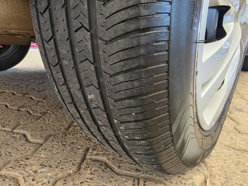 VOYAGE 1.6 MI COMFORTLINE 8V FLEX 4P MANUAL - 2011 - SAPIRANGA