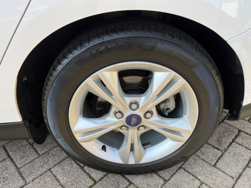 FOCUS 1.6 SE HATCH 16V FLEX 4P AUTOMÁTICO - 2015 - CAXIAS DO SUL