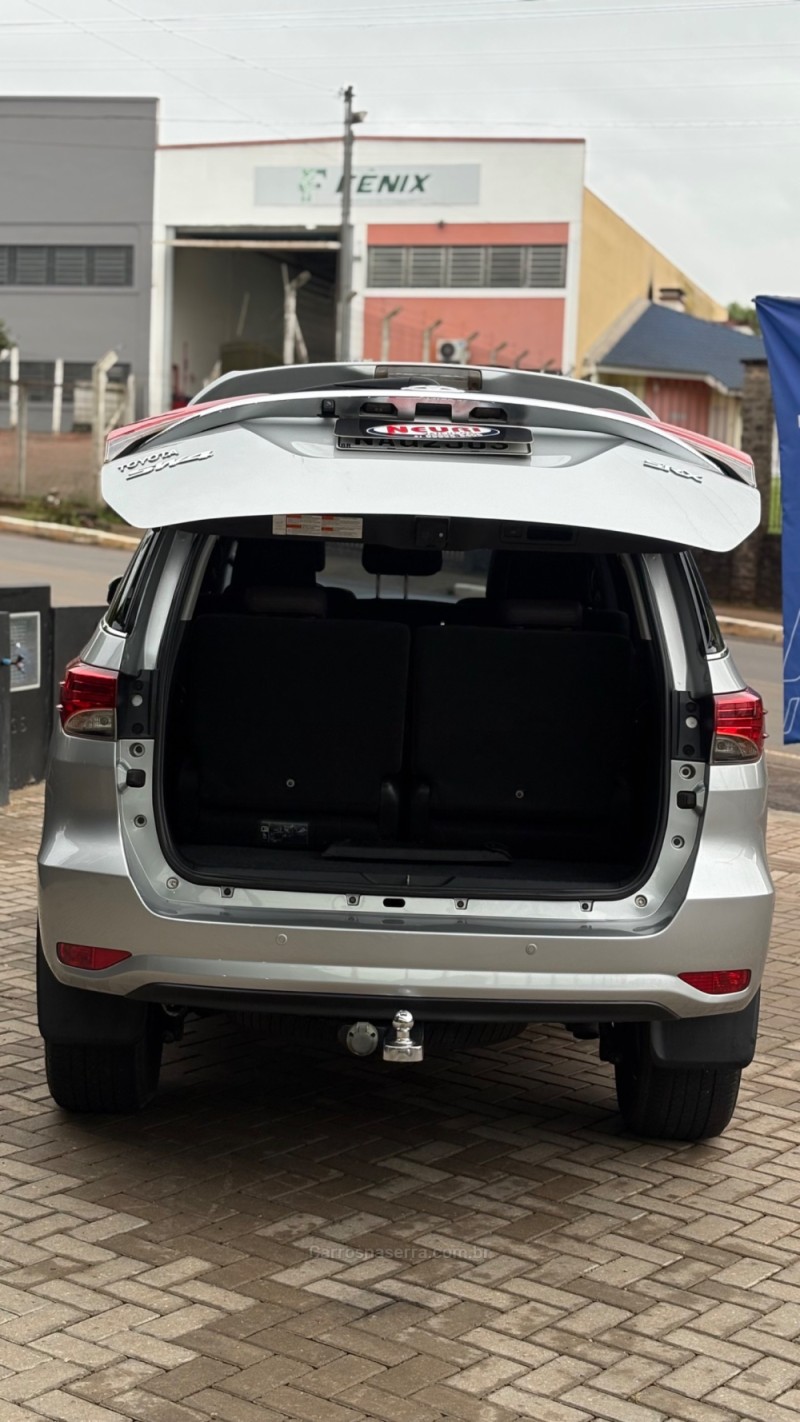 HILUX SW4 2.8 SRX 4X4 7 LUGARES 16V TURBO INTERCOOLER DIESEL 4P AUTOMÁTICO - 2016 - LAJEADO