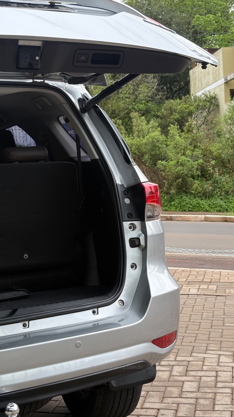 HILUX SW4 2.8 SRX 4X4 7 LUGARES 16V TURBO INTERCOOLER DIESEL 4P AUTOMÁTICO - 2016 - LAJEADO