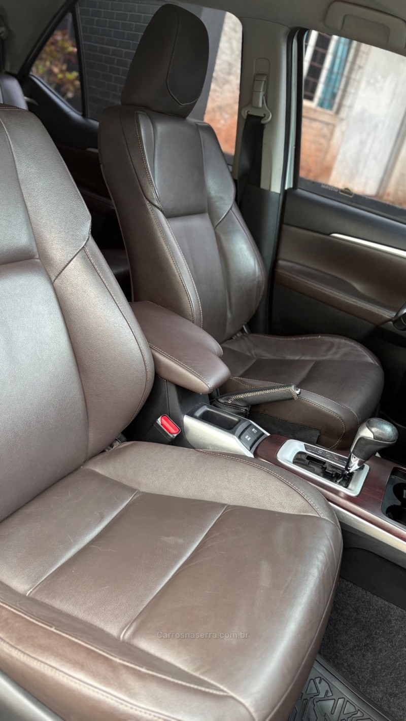 HILUX SW4 2.8 SRX 4X4 7 LUGARES 16V TURBO INTERCOOLER DIESEL 4P AUTOMÁTICO - 2016 - LAJEADO