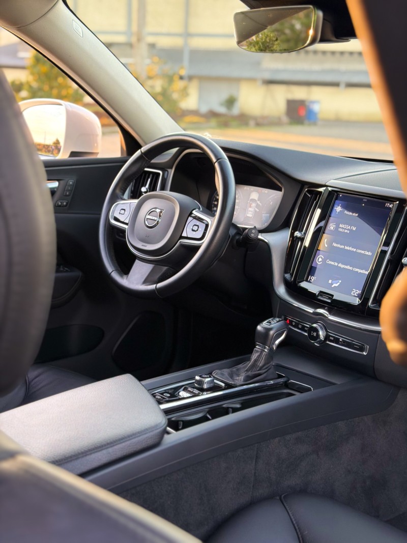 XC60 2.0 D5 MOMENTUM AWD DIESEL 4P AUTOMÁTICO - 2020 - ANTôNIO PRADO