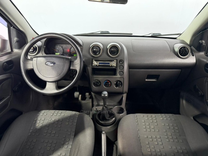 FIESTA 1.0 MPI PERSONNALITÉ 8V GASOLINA 4P MANUAL - 2004 - VACARIA