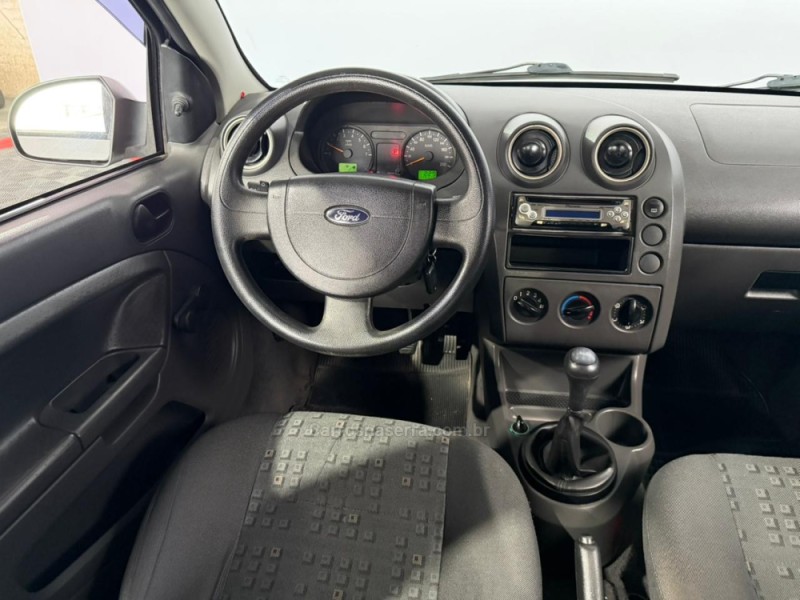FIESTA 1.0 MPI PERSONNALITÉ 8V GASOLINA 4P MANUAL - 2004 - VACARIA