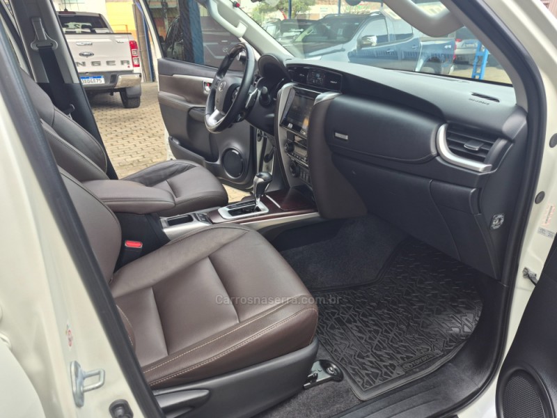 HILUX SW4 2.8 SRX 4X4 7 LUGARES 16V TURBO INTERCOOLER DIESEL 4P AUTOMÁTICO - 2017 - CAXIAS DO SUL
