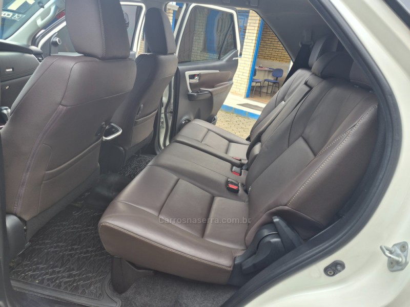 HILUX SW4 2.8 SRX 4X4 7 LUGARES 16V TURBO INTERCOOLER DIESEL 4P AUTOMÁTICO - 2017 - CAXIAS DO SUL