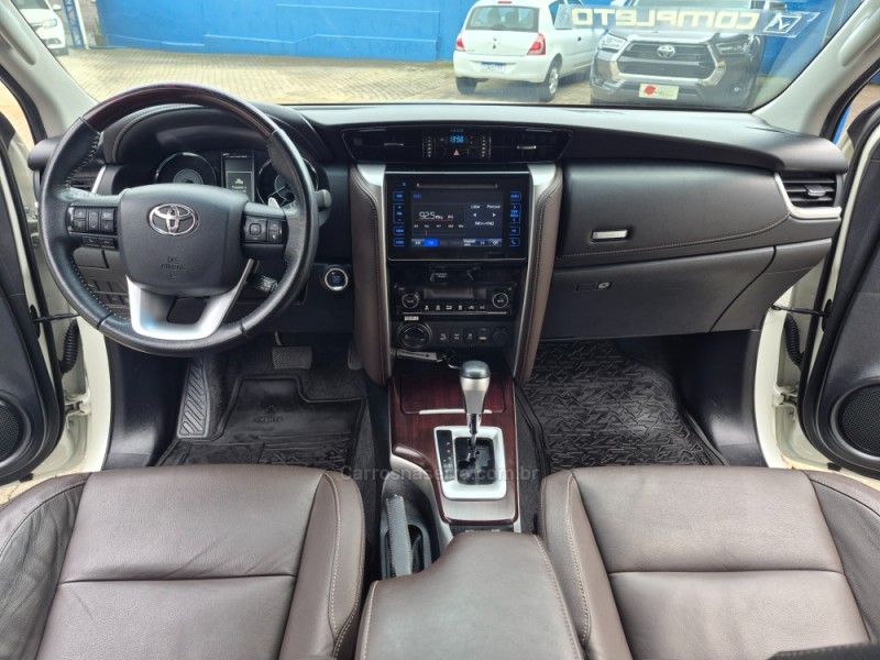 HILUX SW4 2.8 SRX 4X4 7 LUGARES 16V TURBO INTERCOOLER DIESEL 4P AUTOMÁTICO - 2017 - CAXIAS DO SUL