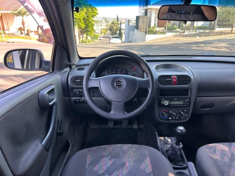 CORSA 1.8 MPFI MAXX 8V FLEX 4P MANUAL - 2005 - VENâNCIO AIRES