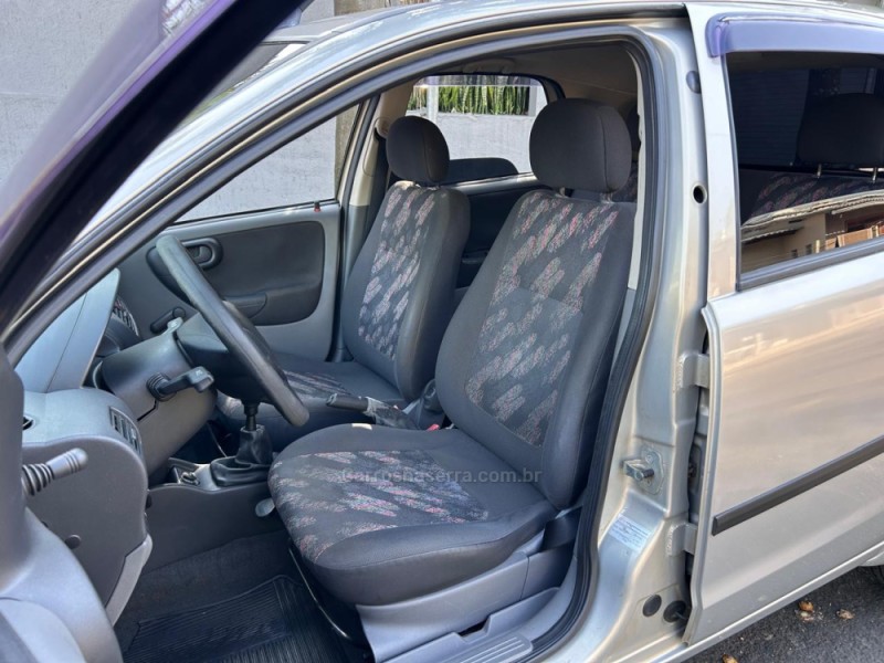 CORSA 1.8 MPFI MAXX 8V FLEX 4P MANUAL - 2005 - VENâNCIO AIRES