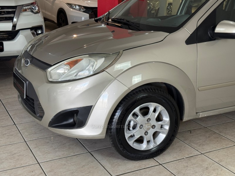 FIESTA 1.6 ROCAM SE SEDAN 8V FLEX 4P MANUAL - 2011 - GUAPORé