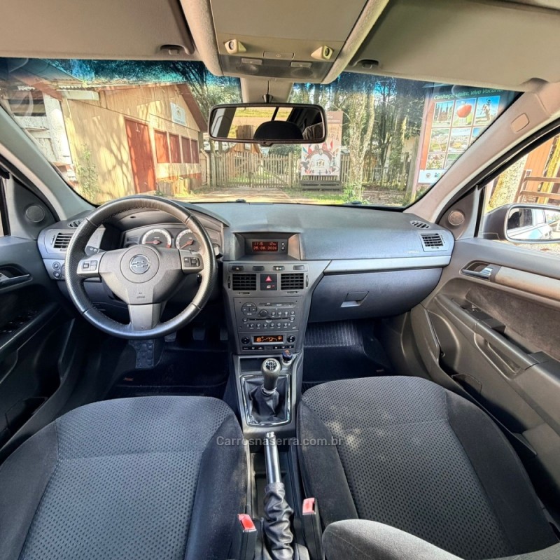 VECTRA 2.0 MPFI GT HATCH 8V FLEX 4P MANUAL - 2011 - VACARIA