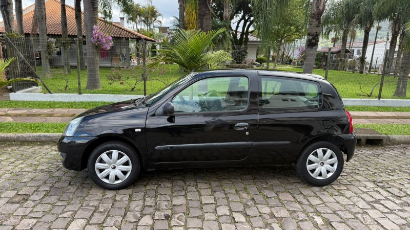 CLIO 1.0 CAMPUS 16V FLEX 2P MANUAL - 2011 - FELIZ