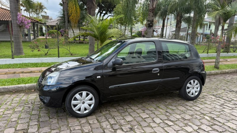 CLIO 1.0 CAMPUS 16V FLEX 2P MANUAL - 2011 - FELIZ