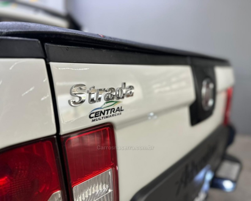 STRADA 1.8 MPI ADVENTURE LOCKER CE 8V FLEX 2P MANUAL - 2010 - VACARIA