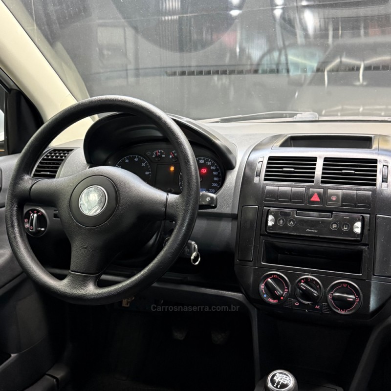 POLO SEDAN 1.6 8V GASOLINA 4P MANUAL - 2004 - ESTâNCIA VELHA