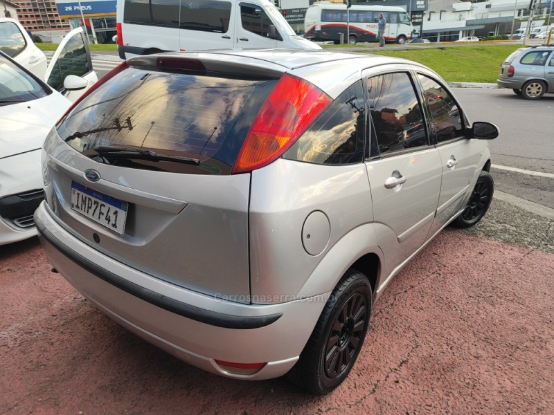 FOCUS 2.0 GLX 16V FLEX 4P MANUAL - 2005 - FARROUPILHA