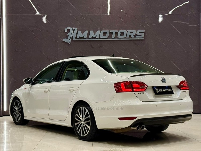 JETTA 2.0 TSI HIGHLINE 211CV GASOLINA 4P DSG - 2013 - CAXIAS DO SUL