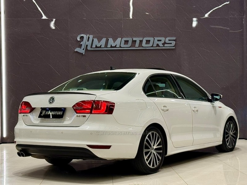 JETTA 2.0 TSI HIGHLINE 211CV GASOLINA 4P DSG - 2013 - CAXIAS DO SUL
