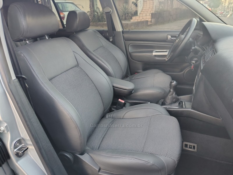 GOLF 1.6 MI SPORTLINE 8V FLEX 4P MANUAL - 2010 - GUAPORé