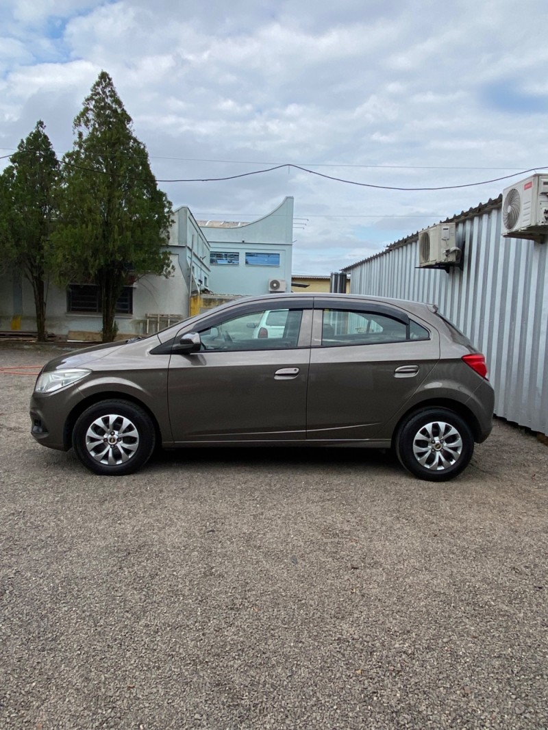 ONIX 1.0 LT 8V FLEX 4P MANUAL - 2014 - SAPIRANGA