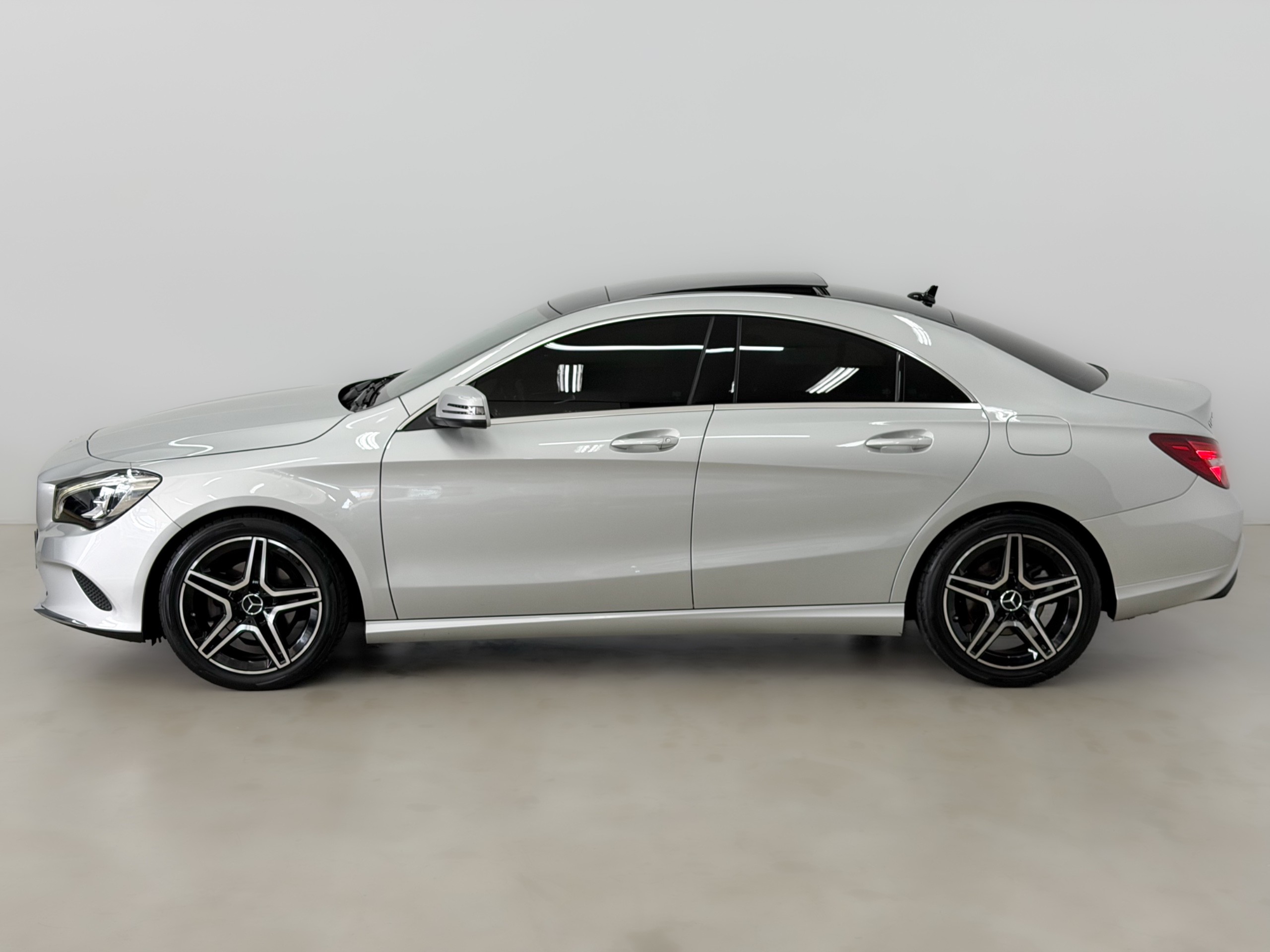 MERCEDES-BENZ CLA 200 — foto 4