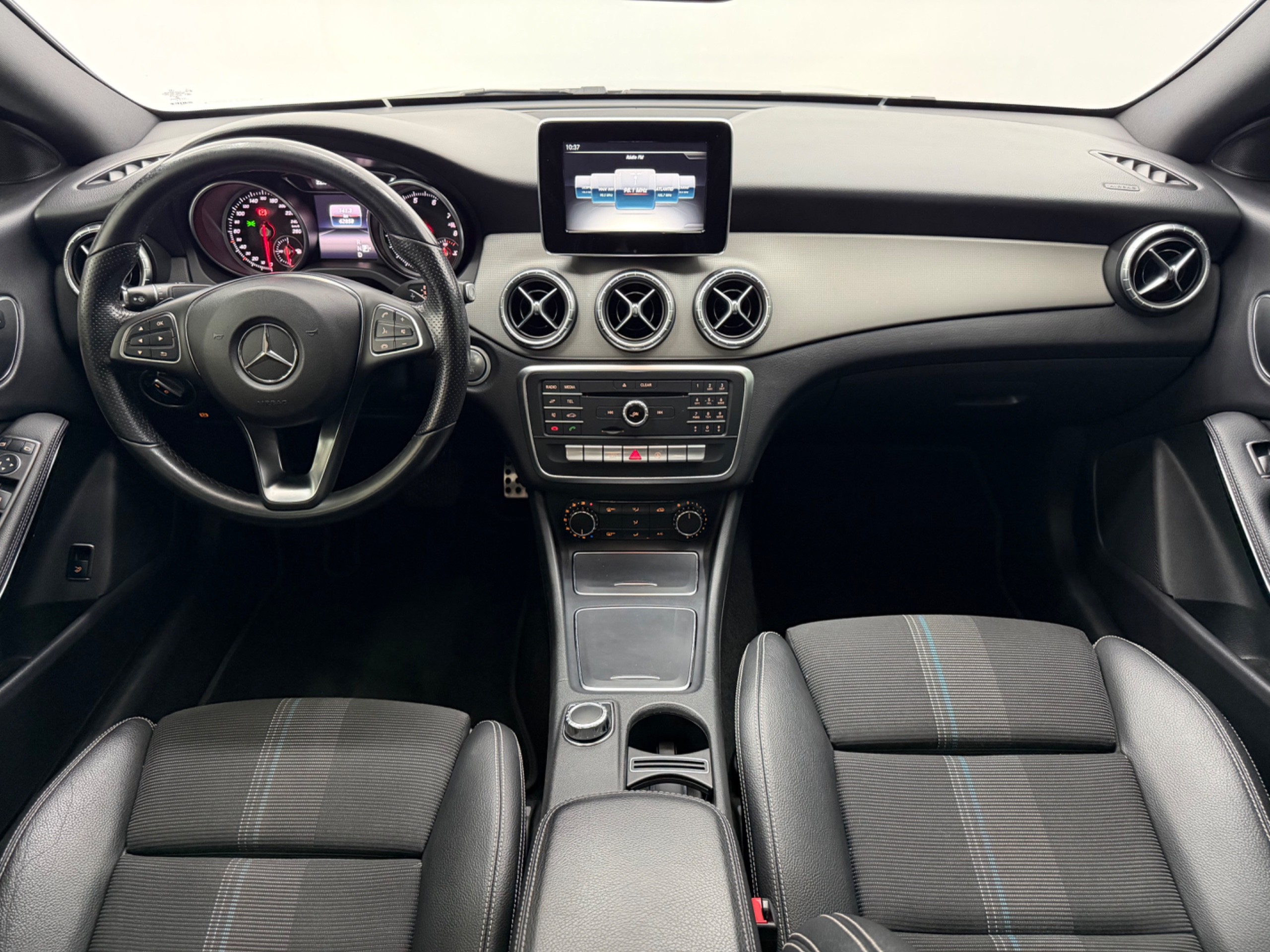 MERCEDES-BENZ CLA 200 — foto 3