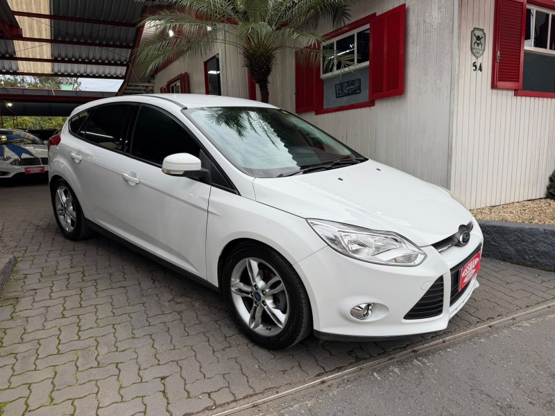 focus 2.0 se hatch 16v flex 4p auto 2015 tres coroas