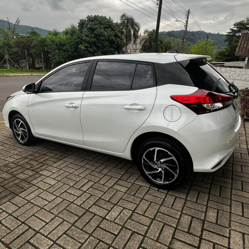 yaris 1.5 xls flex 4p automatico 2023 feliz